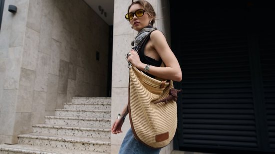 A escolha dos acessórios deve acompanhar a rotina e estilo de cada mulher (Imagem: Street style photo | Shutterstock)