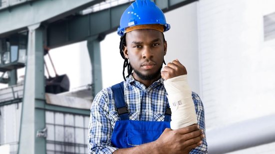 Acidentes de trabalho aumentam no Brasil e reforçam a necessidade de falar sobre prevenção e garantia de direitos (Imagem: Andrey_Popov | Shutterstock)