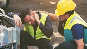 Conhecer os direitos em caso de acidente de trabalho é essencial para garantir proteção e respaldo legal (Imagem: Amorn Suriyan | Shutterstock)