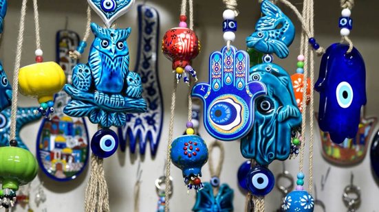 Os amuletos são ótimas fontes de proteção no trabalho (Imagem: Alekszhar |  Shutterstock)