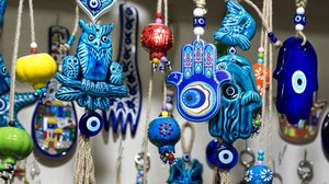 Os amuletos são ótimas fontes de proteção no trabalho (Imagem: Alekszhar |  Shutterstock)