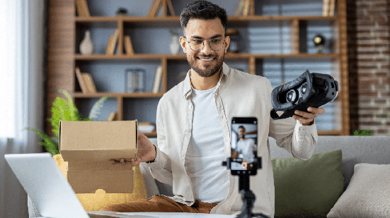 O marketing de afiliados ganha novos formatos com a expansão das vendas pelas redes sociais (Imagem: TetianaKtv | Shutterstock)