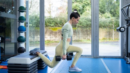 O agachamento búlgaro é uma opção completa para quem busca fortalecer os membros inferiores (Imagem: asilopezfotografia | Shutterstock)