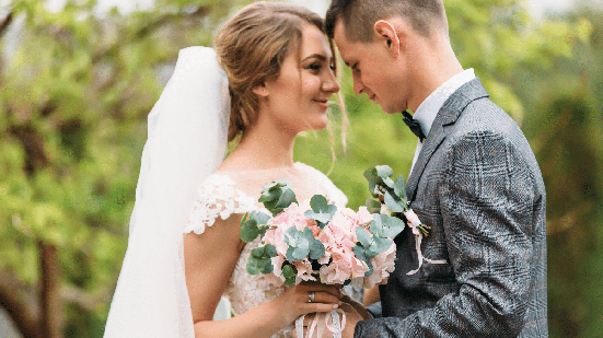 As simpatias podem ser grandes aliadas de quem busca um casamento (Imagem: Nadiia Zhupanik | Shutterstock)