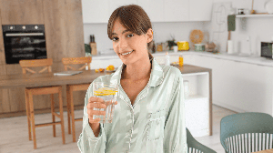 Consumir a bebida com equilíbrio ajuda a preservar o sorriso ao longo do tempo (Imagem: Pixel-Shot | Shutterstock)