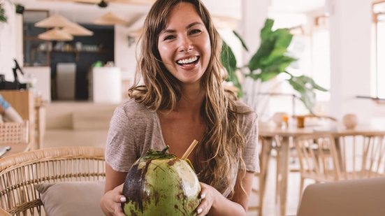 A água de coco é uma das bebidas mais consumidas nos dias de calor (Imagem: GaudiLab | Shutterstock)