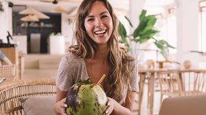 A água de coco é uma das bebidas mais consumidas nos dias de calor (Imagem: GaudiLab | Shutterstock)