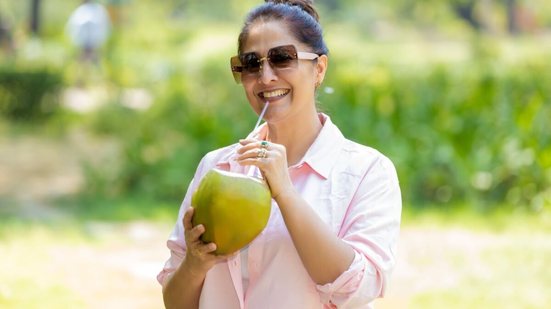 A bebida reúne eletrólitos importantes, tem baixo valor calórico e contribui para a hidratação do organismo, especialmente em dias quentes (Imagem: PRASANNAPIX | Shutterstock)