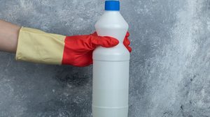 A água sanitária é cercada por dúvidas e mitos que podem comprometer tanto a limpeza quanto a segurança dentro de casa (Imagem: azerbaijan_stockers | Shutterstock)