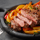 Alcatra assada com legumes (Imagem: OlgaBombologna | Shutterstock)