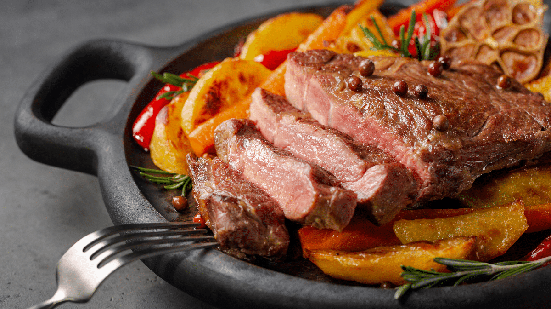Alcatra assada com legumes (Imagem: OlgaBombologna | Shutterstock)