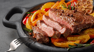Alcatra assada com legumes (Imagem: OlgaBombologna | Shutterstock)