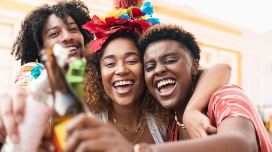 A mistura altera a percepção de limites do corpo e pode levar ao consumo maior de álcool sem que a pessoa perceba os efeitos imediatos (Imagem: Vergani Fotografia | Shutterstock)