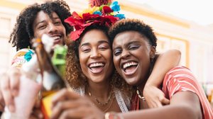 A mistura altera a percepção de limites do corpo e pode levar ao consumo maior de álcool sem que a pessoa perceba os efeitos imediatos (Imagem: Vergani Fotografia | Shutterstock)