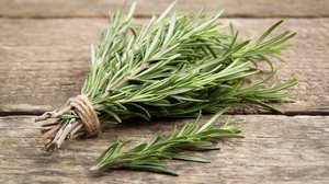 Conhecido pelo aroma marcante, o alecrim também é associado a práticas de limpeza e blindagem espiritual (Imagem: Nataliia K | Shutterstock)