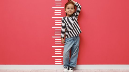 O desenvolvimento infantil sofre influência direta de hábitos como nutrição, rotina de sono, prática de exercícios e equilíbrio emocional (Imagem: New Africa | Shutterstock)