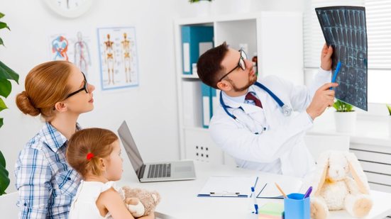 O raio-x pediátrico auxilia em diferentes diagnósticos infantis (Imagem: Evgeny Atamanenko | Shutterstock)