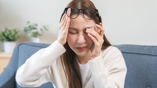 Irritação nos olhos é comum em estações mais secas (Imagem: Kmpzzz | Shutterstock)