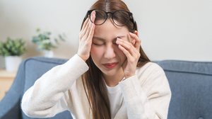Irritação nos olhos é comum em estações mais secas (Imagem: Kmpzzz | Shutterstock)
