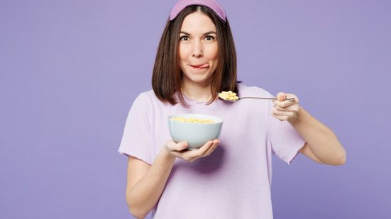 Mudanças na alimentação podem afetar diretamente a qualidade do sono (Imagem: ViDI Studio | Shutterstock)