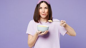 Mudanças na alimentação podem afetar diretamente a qualidade do sono (Imagem: ViDI Studio | Shutterstock)