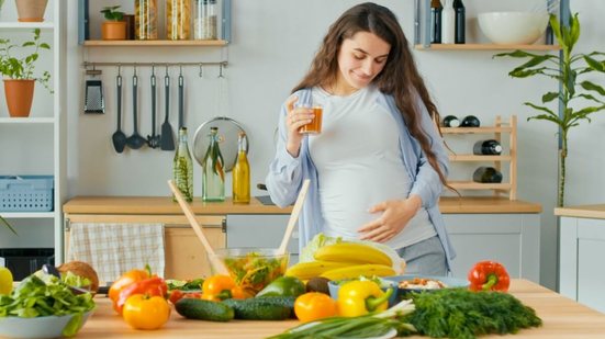 Gestantes devem manter uma dieta que inclua proteínas, frutas e legumes (Imagem: Alex_Maryna | Shutterstock)