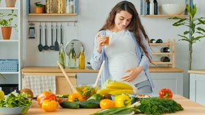 Gestantes devem manter uma dieta que inclua proteínas, frutas e legumes (Imagem: Alex_Maryna | Shutterstock)