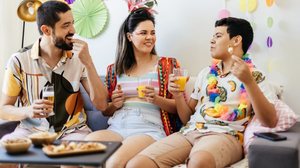 Aproveitar o Carnaval até o fim sem comprometer a saúde envolve uma alimentação equilibrada no pré e pós-folia (Imagem: Kleber Cordeiro | Shutterstock)