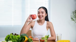 Alimentação leve e hidratação adequada são essenciais para atravessar o verão com mais saúde e disposição (Imagem: Kong AP | Shutterstock)