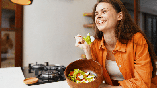 Uma alimentação variada faz parte de um conjunto de hábitos associados ao cuidado com a saúde e o bem-estar (Imagem: ShotPrime Studio | Shutterstock)