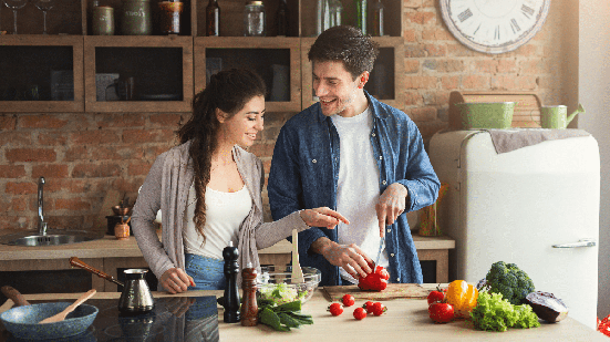 Pequenas atitudes podem facilitar o processo de adotar uma alimentação mais saudável no dia a dia (Imagem: Prostock-studio | Shutterstock)
