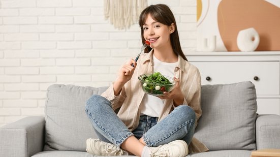 Uma dieta equilibrada, aliada a hábitos saudáveis, pode ajudar a reduzir o risco de AVC (Imagem: Pixel-Shot | Shutterstock)