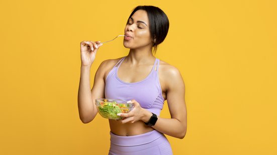 Substituições simples podem evitar o acúmulo de gordura no abdômen (Imagem: Prostock-studio | Shutterstock)