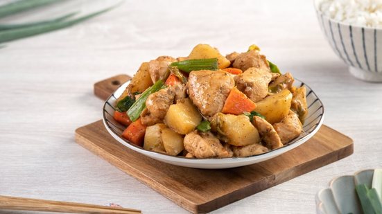 Frango com legumes (Imagem: YamisHandmade | Shutterstock)