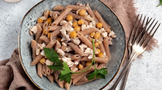 Penne integral com frango e grão-de-bico (Imagem: Elena Shashkina | Shutterstock)