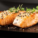 Salmão com crosta de gergelim (Imagem: Nanisimova | Shutterstock)