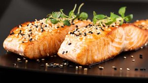 Salmão com crosta de gergelim (Imagem: Nanisimova | Shutterstock)