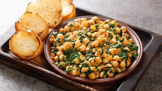 Grão-de-bico com espinafre (Imagem: AS Foodstudio | Shutterstock)