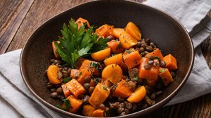 Lentilha com batata-doce laranja (Imagem: istetiana | Shutterstock)