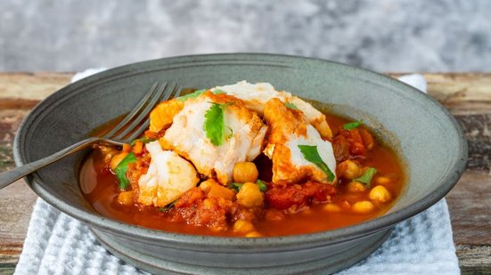 Ensopado de peixe com grão-de-bico (Imagem: BBA Photography | Shutterstock)