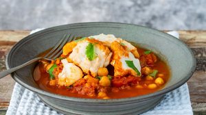 Ensopado de peixe com grão-de-bico (Imagem: BBA Photography | Shutterstock)