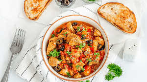 Cozido de frango com tomate (Imagem: Cavan-Images | Shutterstock)
