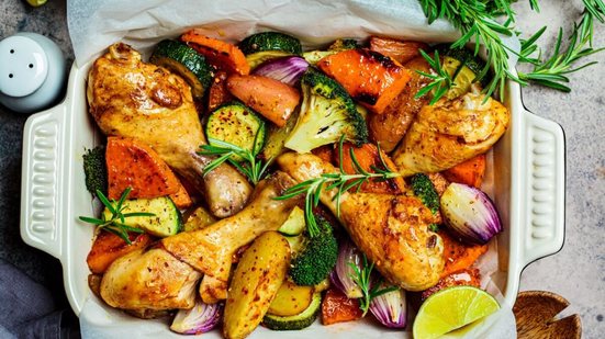 Frango assado com legumes e alecrim (Imagem: Nina Firsova
 | Shutterstock)