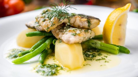 Peixe com batata, vagem e molho de limão (Imagem: WhiteYura | Shutterstock)