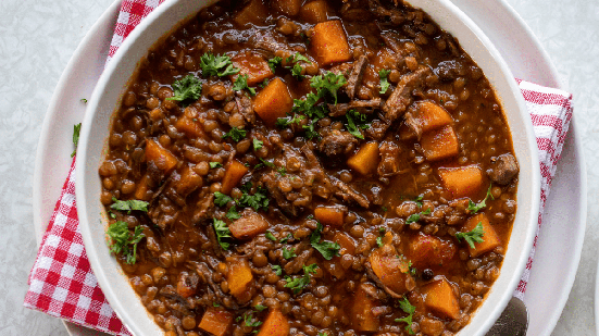 Ensopado de lentilha com carne e legumes (Imagem: Angelika Heine | Shutterstock)