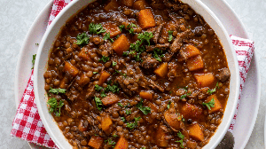 Ensopado de lentilha com carne e legumes (Imagem: Angelika Heine | Shutterstock)