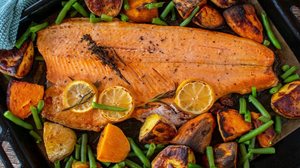 Salmão assado com batata-doce (Imagem: Angelika Heine | Shutterstock)