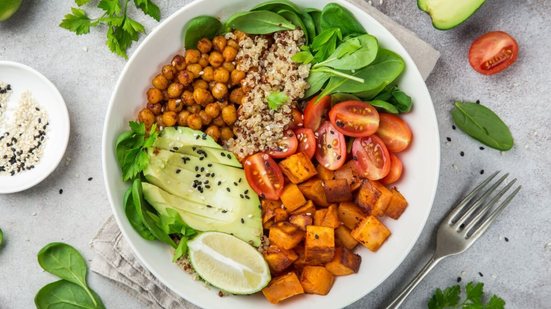 Salada de quinoa, grão-de-bico e vegetais (Imagem: Anna Shepulova | Shutterstock)