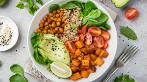 Salada de quinoa, grão-de-bico e vegetais (Imagem: Anna Shepulova | Shutterstock)