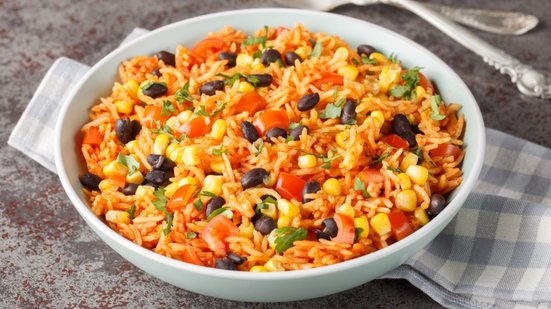 Arroz mexicano com feijão-preto, milho-verde e tomate (Imagem: Sergii Koval | Shutterstock)